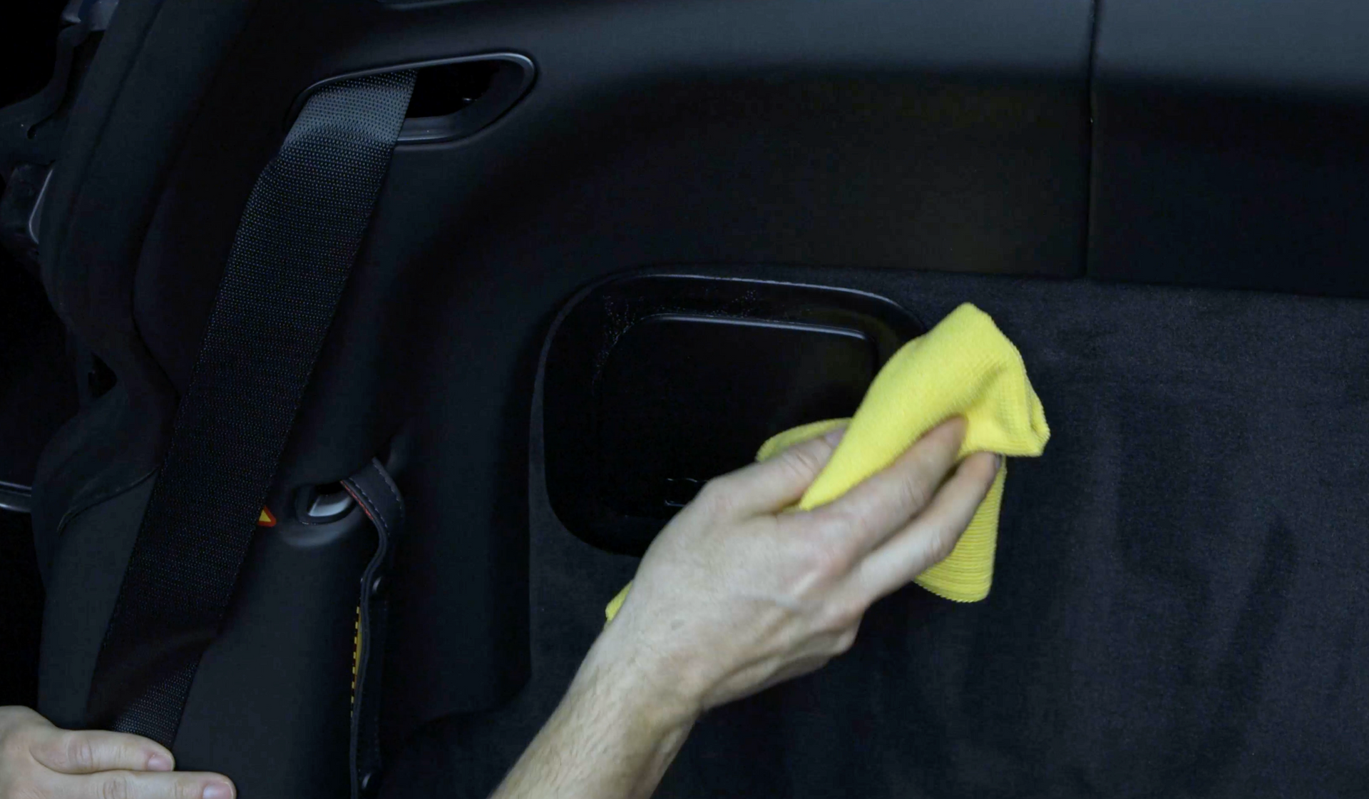 Plus que du plastique – Comment nettoyer et entretenir correctement le simili cuir et les surfaces intérieures